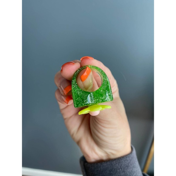Y2K green sparkly flower ring, 7.5 - Picture 9 of 9